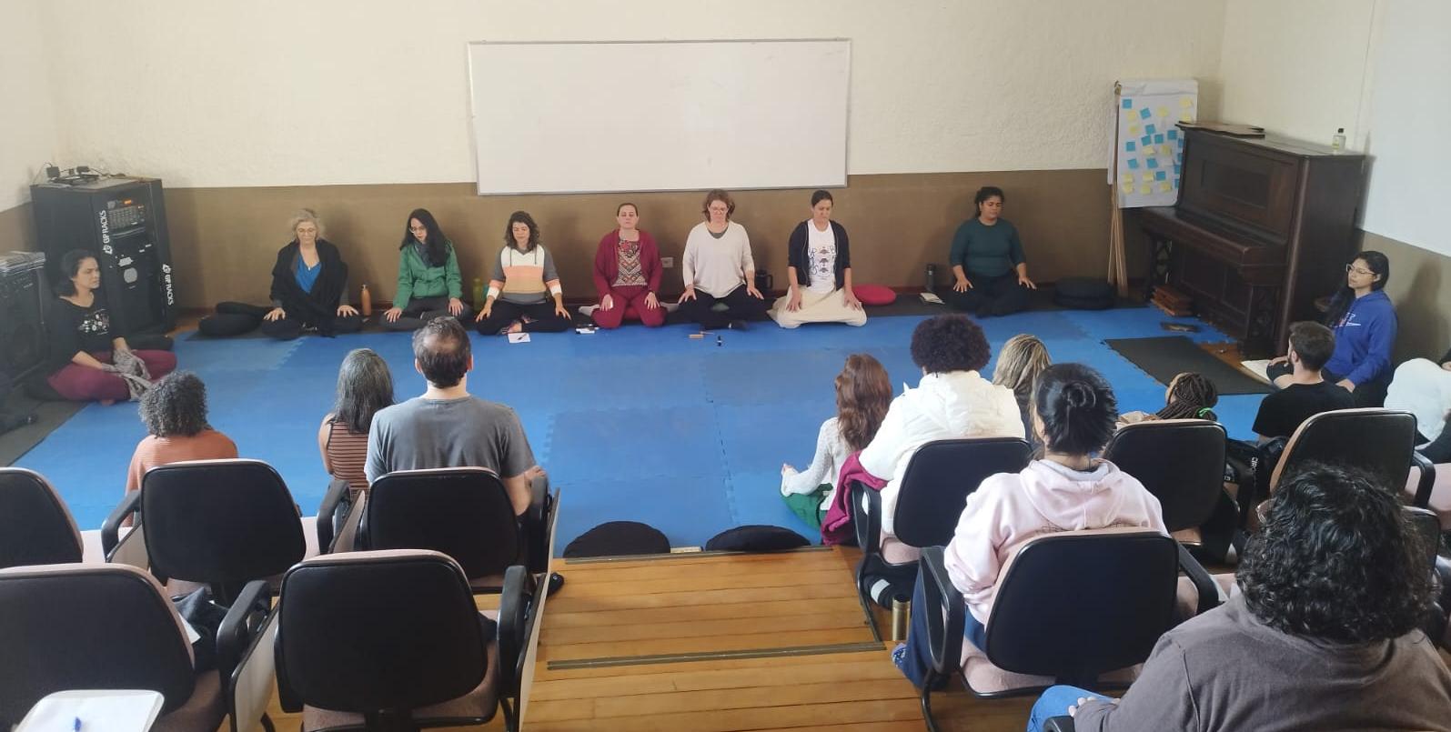 Grupo-na-sala-meditando.jpg